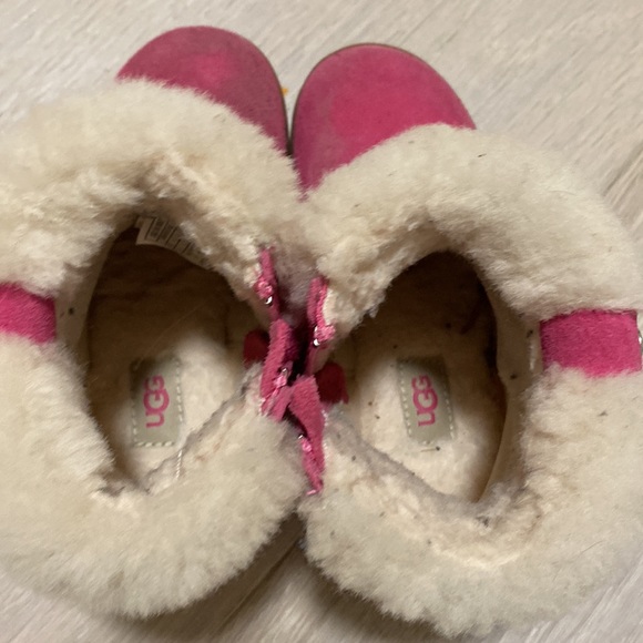 UGG - Picture 3 of 3